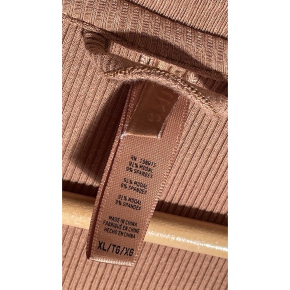 SKIMS Soft Lounge Sleep Set in the color Carmel XLG (spot on leg) - Picture 4 of 8